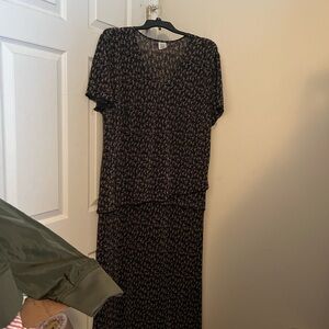 Ladies plus size short sleeved lined midi dress in a ditsy floral